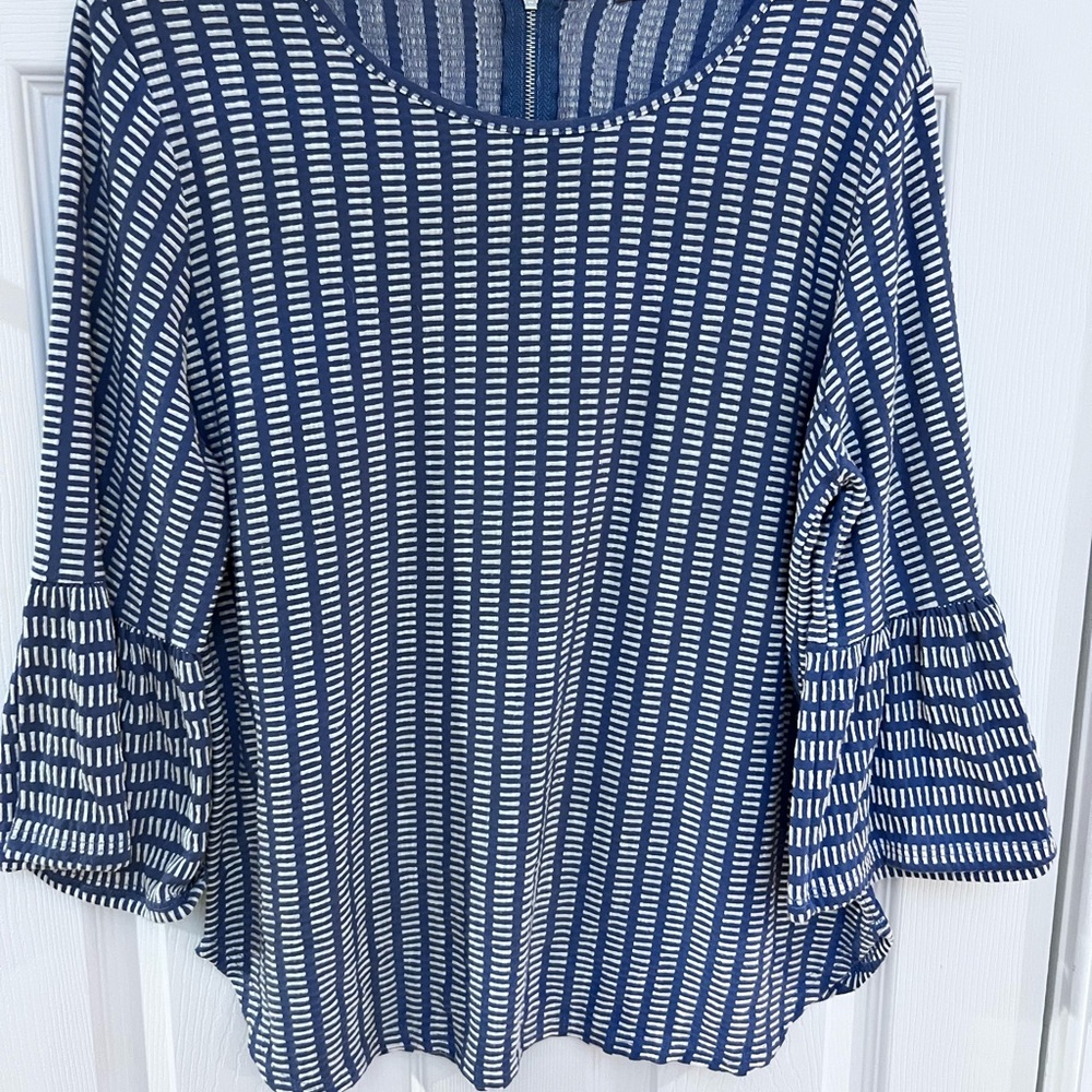 Ladies Size Medium "GYFT" Navy/White Women's Top Bell Sleeves Stretch GUC ❤️